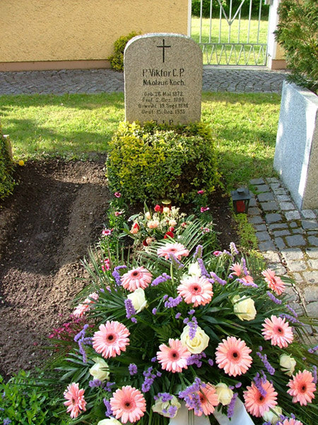 Germany 2005 Gallery: Wreath on the Grave